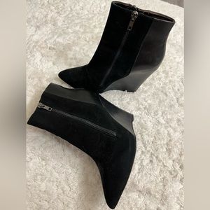 Black booties with heel, super comfortable. For narrow feet. Steve Madden.